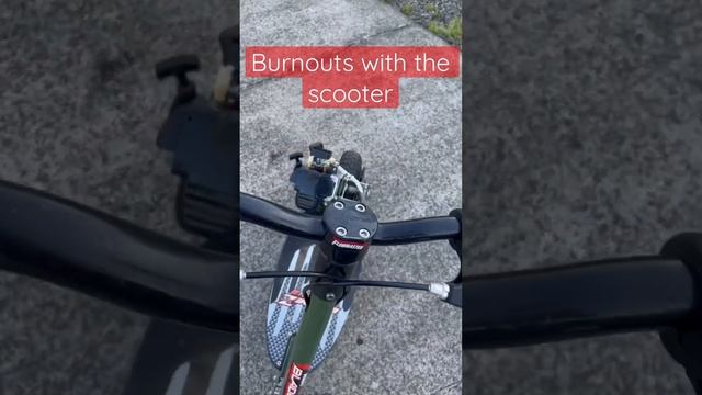 Burn outs with the scooter смотреть онлайн