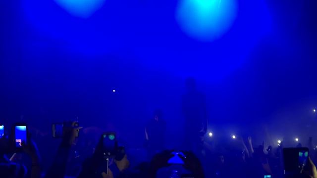 Travis Scott Brings 9 Year Old On Stage To Perform ‘Goosebumps’ смотреть онлайн
