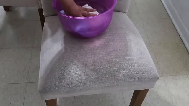 COMO LIMPIAR TUS SOFAS Y SILLAS DE TELA | COMO LIMPIAR TUS SILLONES MUGROSOS EN CASA смотреть онлайн