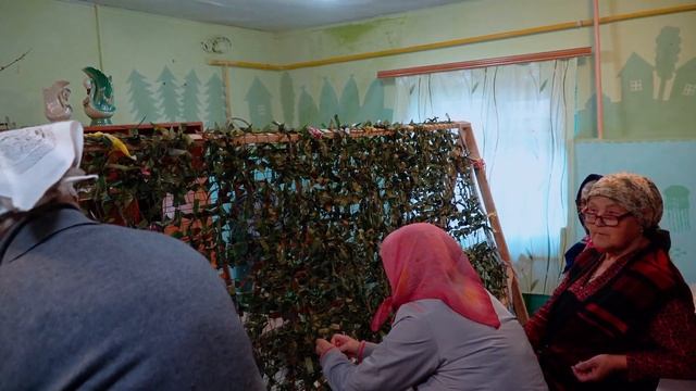 Середейские прихожане плетут маскировочные сети