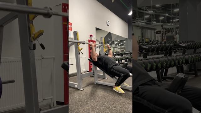 Жим штанги на наклонной скамье смотреть онлайн