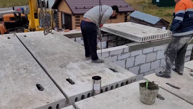 Строим дом: финалим первый этаж, накрываем плитами перекрытий смотреть онлайн