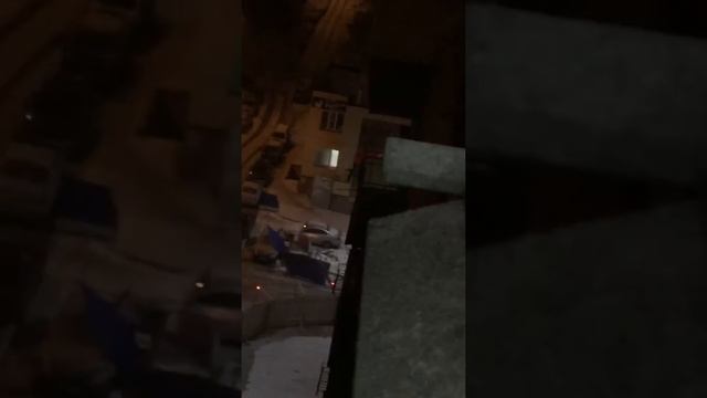 Забор стройки летит на машины Верхнепечерская 8 07.01.18 смотреть онлайн