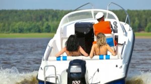 Моторная лодка с каютой Бестер 500.