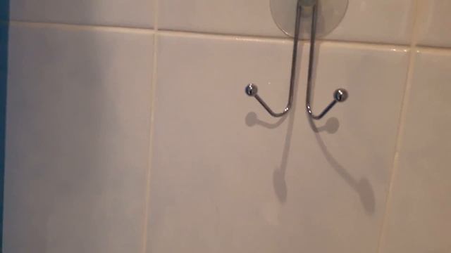 Лайфхак: Как приклеить присоску на кафель в ванной смотреть онлайн