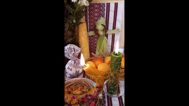 Алтарь на Ламмас. Идея для оформления. Свеча-серп из вощины смотреть онлайн