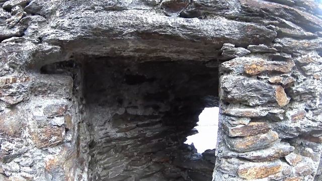 Выходные в Италии. Поход в замок Zamek Tasso и часовню Antica Chiesa Delle Rupi  Встретил коллегу.