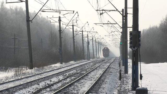 Летящий ЭП2К-316 с пассажирским поездом Уфа — Новый Уренгой следует через о.п. 275 км смотреть онлайн