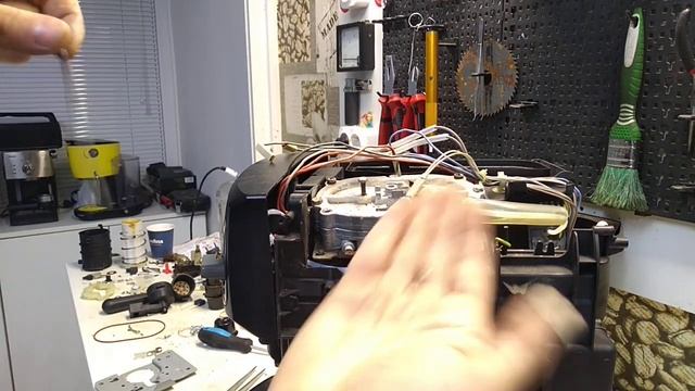 DeLonghi Magnifica boiler leak and problem with the upper micro switch part 1 смотреть онлайн