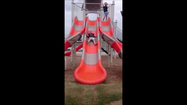 Малыш скатился с горки смотреть онлайн