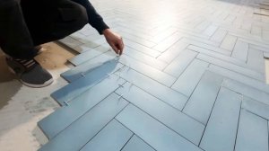 Полезное видео: особенности укладки плитки "ёлочкой".