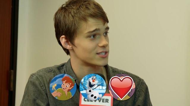 Descendants Cast Plays "Stalk, Block or Double-Tap" смотреть онлайн