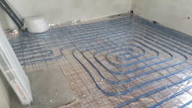 Укладка трубы тёплого пола в частном доме можно сделать самостоятельно если знаешь как расчитывать. смотреть онлайн