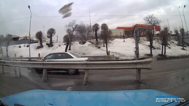 Развернуло на повороте, остановили за встречку. :) смотреть онлайн