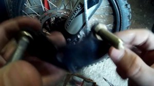 Замена тормозных колодок на мотоцикле.