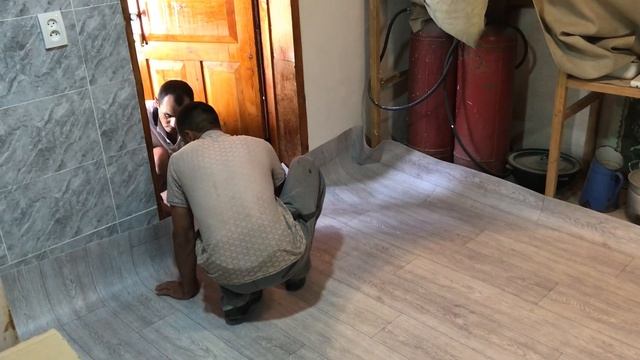 Укладываем тёплый линолеум на пол зимней кухне в Сиджакском доме. смотреть онлайн