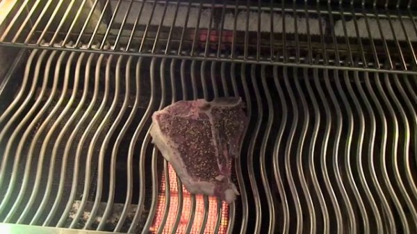 Приготовление стейка на газовом гриле - www.GrilliBarbecue.ru