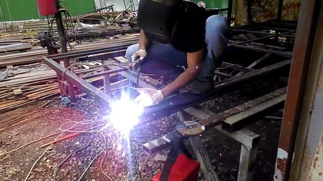 Работаем сварочным инвертором Торус 175 смотреть онлайн