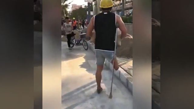 Покажите это тем, кто привык жаловаться на свою жизнь смотреть онлайн