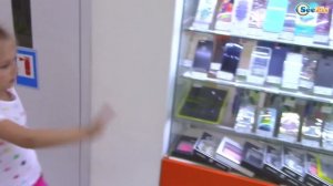 Катаемся на Самокате Едем на прогулку с Куклой Беби Борн в Магазин Игрушек ВЛОГ