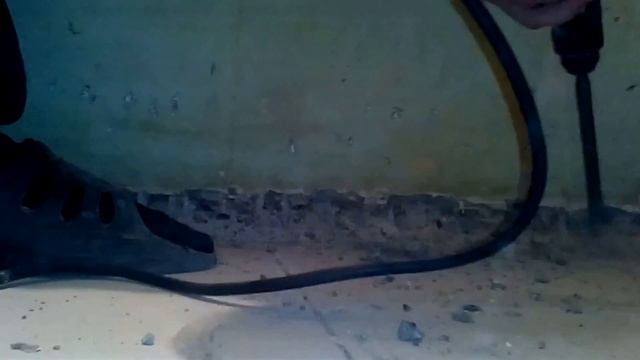 Как перфоратор Defort DRH-800N-K долбит бетон. смотреть онлайн