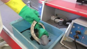 Магнитопорошковый контроль упорного кольца гибким кабелем