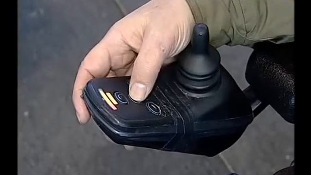 "Нелюбовь к инвалидам"-выставка с "честными" чинушками смотреть онлайн