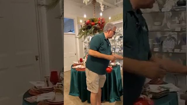 Happy with Chris Norwood: Christmas Chandelier смотреть онлайн