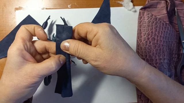 Мастер класс для начинающих. Брошь из кожи своими руками. смотреть онлайн