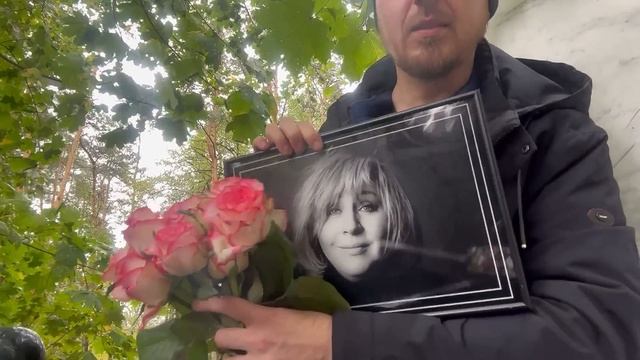 Красивый портрет на могиле шикарной Марины Голуб / Троекуровское кладбище 9.10.2023 смотреть онлайн