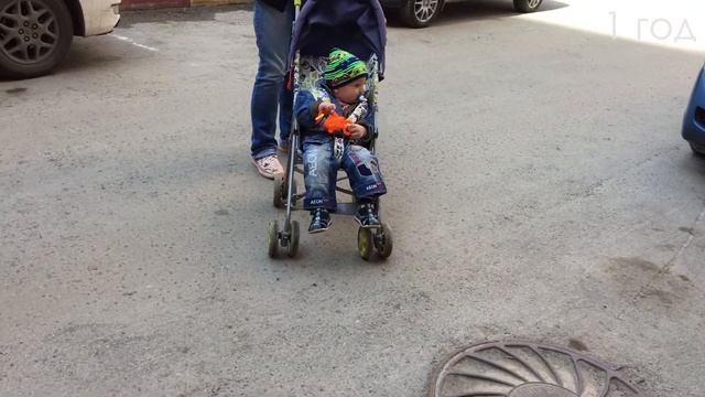 Как мама катает малыша. Like a mother pushing a baby. смотреть онлайн