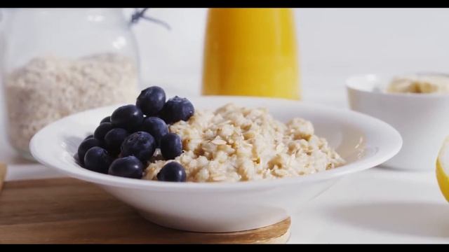 ПОЧЕМУ НЕ СТОИТ ЗАЛИВАТЬ КИПЯТКОМ ОВСЯНЫЕ ХЛОПЬЯ. Варите - не ленитесь!!! смотреть онлайн