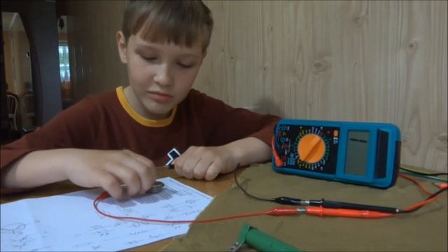 ГДЕ БАЗА У ТРАНЗИСТОРА (Данила учится проверять Кремниевые Транзисторы) смотреть онлайн