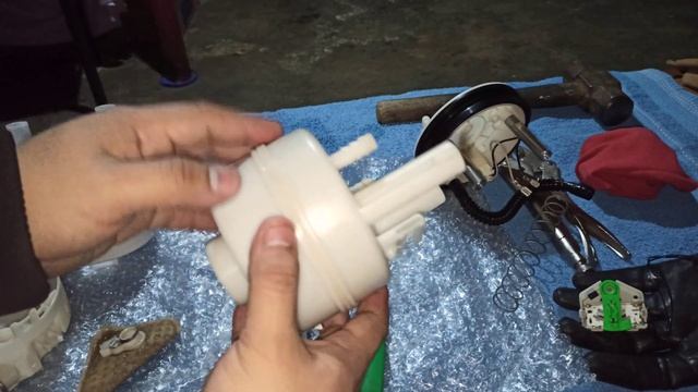 CÓMO CAMBIAR FILTRO DE GASOLINA DEL NISSAN TIIDA смотреть онлайн