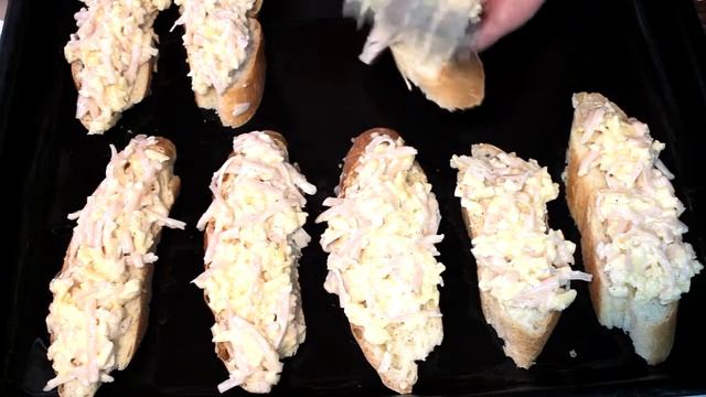 Горячие бутерброды с колбасой, сыром и яйцом в духовке | БЫСТРО, ПРОСТО И ОЧЕНЬ ВКУСНО! смотреть онлайн