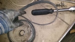 как открутить болт шкива коленвала с помощью ремня