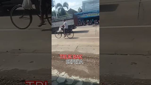 DETIK DETIK TRUK BAK TOYOTA DYNA NYELIP PESEPEDA MASSE! смотреть онлайн