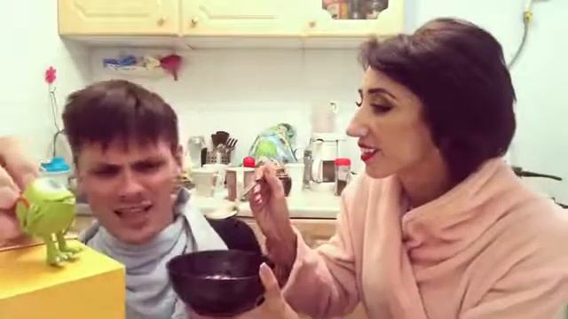 Мама и кушать смотреть онлайн