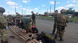 Кадры сдачи последних боевиков «Азова» с «Азовстали»