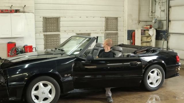 Rebuilding a totaled 1993 Mustang GT convertible with engine damage. смотреть онлайн