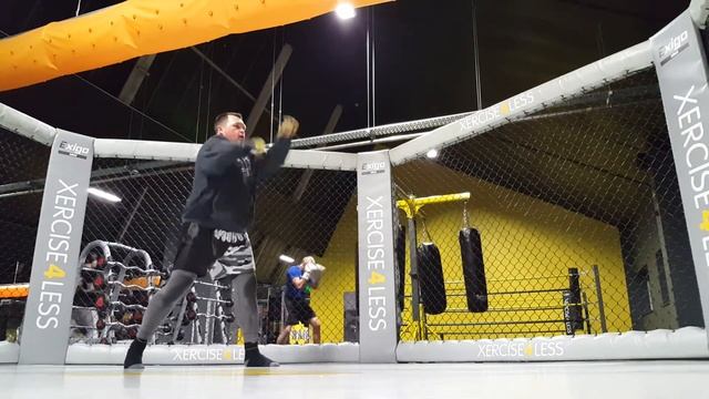 Muay Thai Shadow Boxing. Spinning Techniques, elbows and speed punching. смотреть онлайн