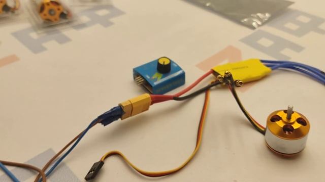 Регулятор оборотов ESC 30A, моторчик A2212, сервотестер, коннекторы, аккумуляторы 18650 смотреть онлайн