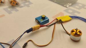 Регулятор оборотов ESC 30A, моторчик A2212, сервотестер, коннекторы, аккумуляторы 18650
