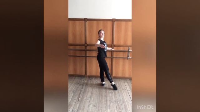 Урок класичного танцю. Екзерсис біля станка (дистанційне навчання) смотреть онлайн