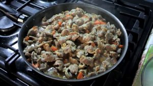 Куриные желудки в сметане готовим правильно на сковороде