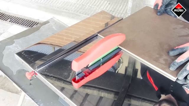 Cutting tiles using the Rubi Electric Cutter ND-200 смотреть онлайн
