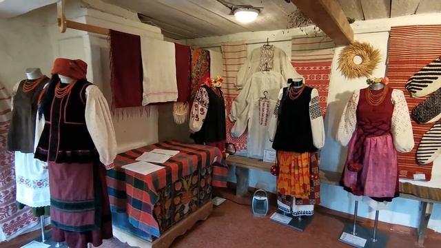 Музей в Пирогово. Под Киевом. Май 2021 г. Мини-выставка Украинской народной одежды прибл. ХIХ ст. смотреть онлайн