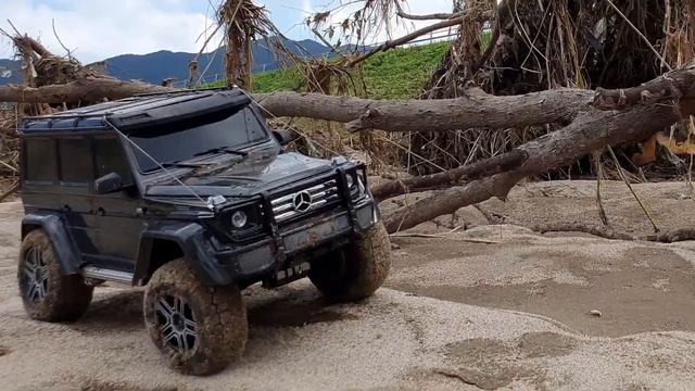 TRAXXAS TRX-4 MERCEDES BENZ G500 OFF ROAD BASHING
