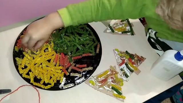 Восемнадцатый день Адвент календаря / СВОИМИ РУКАМИ Ёлочки из макарон смотреть онлайн