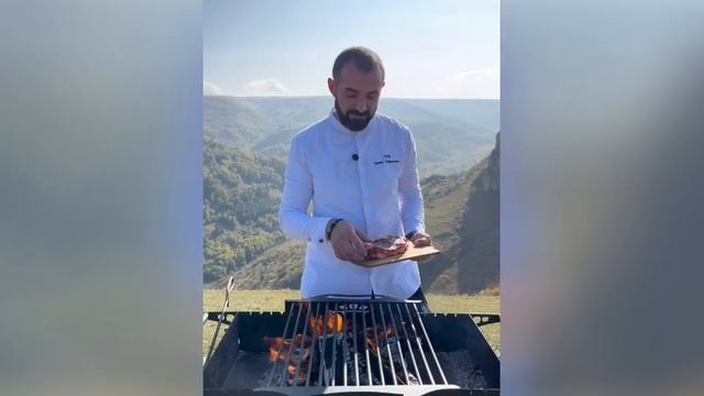 Стейк на гриле от шеф-повара Решетка гриль Пикник в горах смотреть онлайн